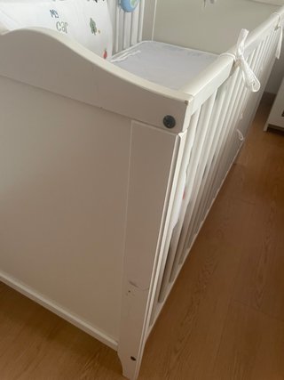 Cuna de madera con colchón