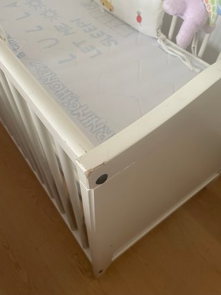 Cuna de madera con colchón