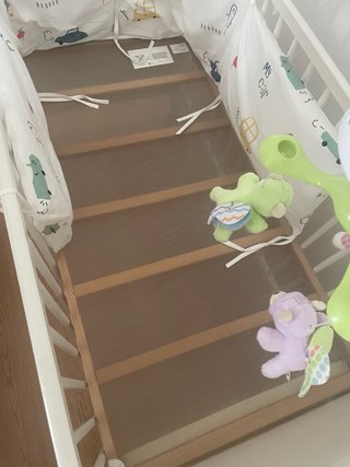 Cuna de madera con colchón