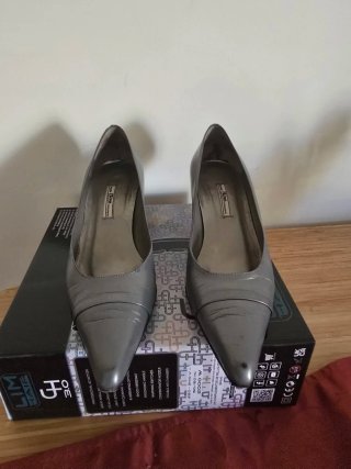 Zapatos de tacón plateados