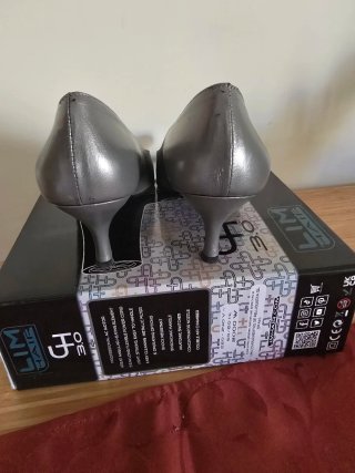 Zapatos de tacón plateados