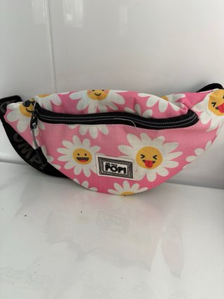 Riñonera infantil con estampado de flores