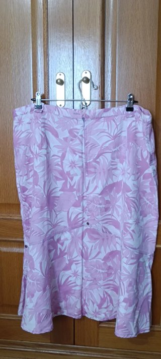 Falda floral rosa y blanca