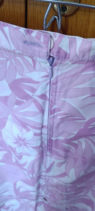 Falda floral rosa y blanca