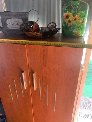 Mueble de madera marrón