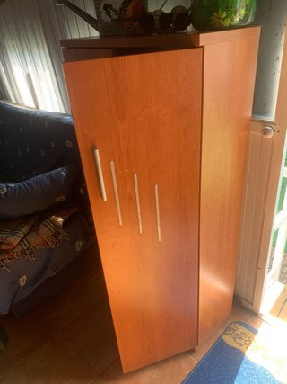 Mueble de madera marrón