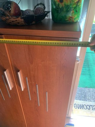 Mueble de madera marrón