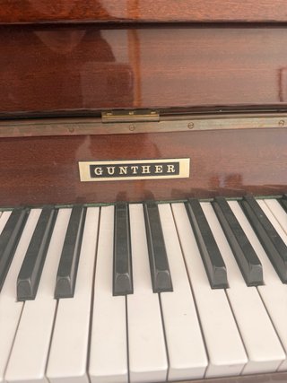 Piano vertical madera brillante