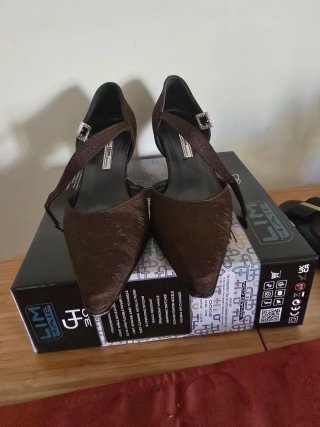 Zapatos de tacón marrones