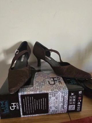 Zapatos de tacón marrones
