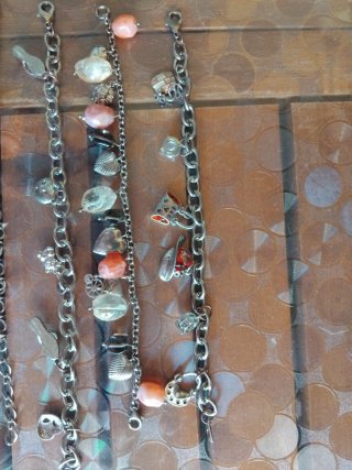 Set 4 braccialetti con ciondoli