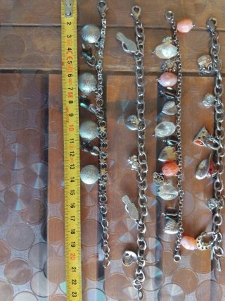 Set 4 braccialetti con ciondoli