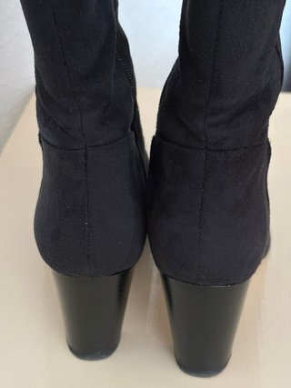 Botas altas ante negro