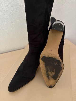 Botas altas ante negro