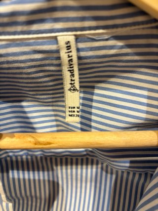 Color blanco y azul. Talla M. Entallada. Fina