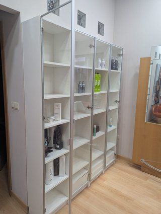 Vitrina de pared con puerta de cristal