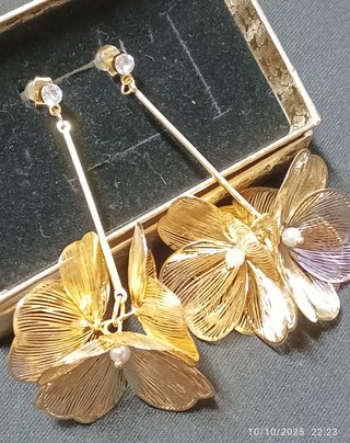 Pendientes Flor Tallo Dorado