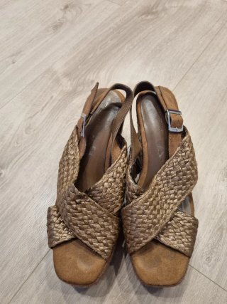 Sandalias de cuña marrón y doradas