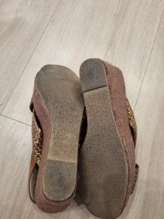 Sandalias de cuña marrón y doradas