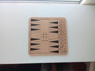 Caja multijuegos con tableros de madera y fichas