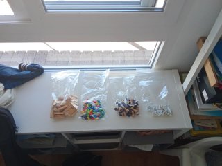 Caja multijuegos con tableros de madera y fichas