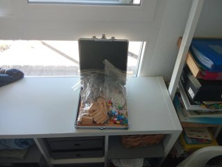 Caja multijuegos con tableros de madera y fichas