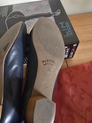 Zapatos planos azules con lazo dorado