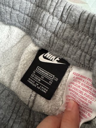 Pantalón Nike Gris