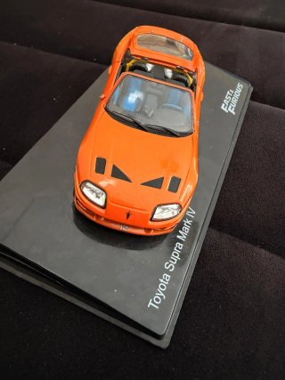 Coche de juguete naranja