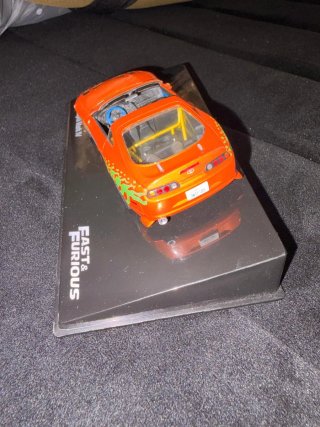 Coche de juguete naranja
