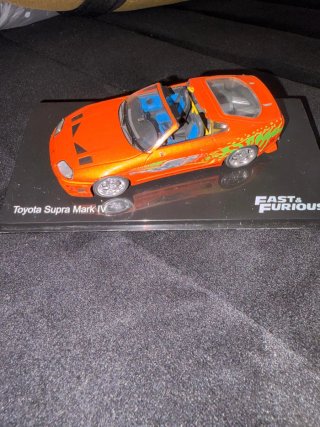 Coche de juguete naranja