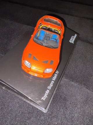 Coche de juguete naranja