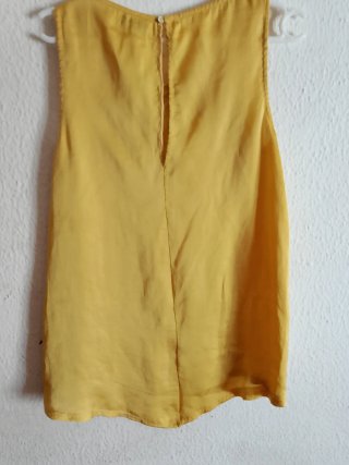 Top amarillo con encaje