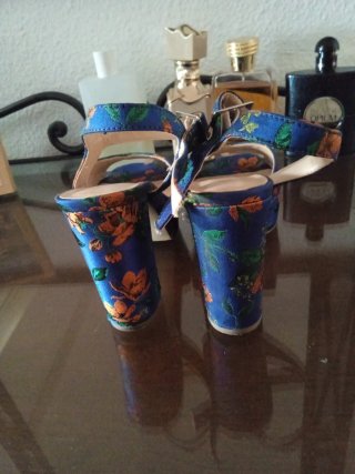 Sandalias de tacón azules con estampado floral