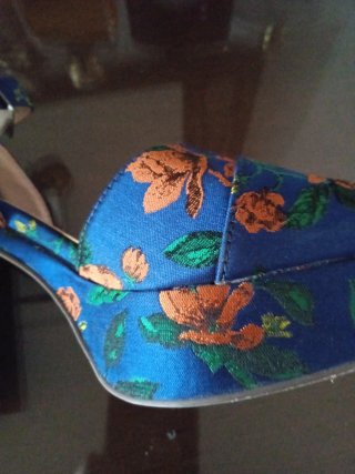 Sandalias de tacón azules con estampado floral