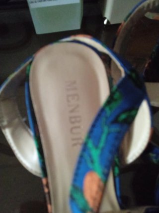 Sandalias de tacón azules con estampado floral