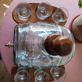 Licorera de cristal con soporte de madera