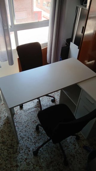 Escritorio blanco ,sillas,cajoneras, muebles manic