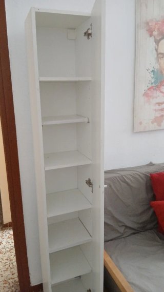 Escritorio blanco ,sillas,cajoneras, muebles manic