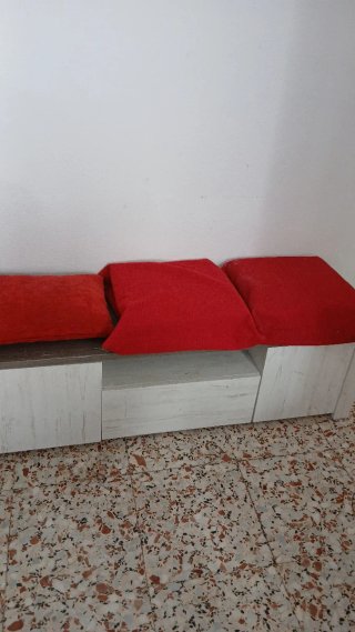 Escritorio blanco ,sillas,cajoneras, muebles manic
