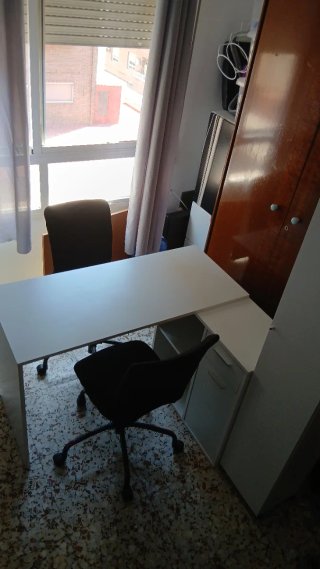 Escritorio blanco ,sillas,cajoneras, muebles manic