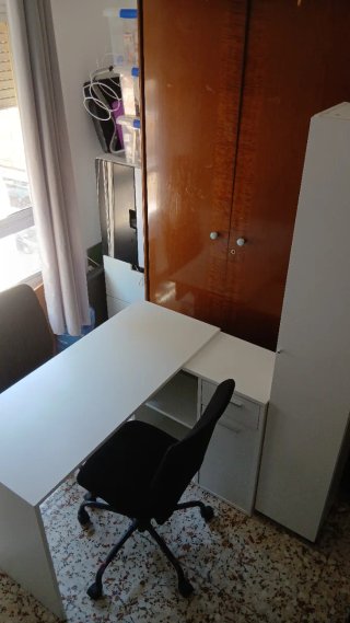 Escritorio blanco ,sillas,cajoneras, muebles manic