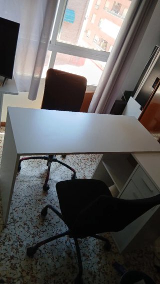 Escritorio blanco ,sillas,cajoneras, muebles manic