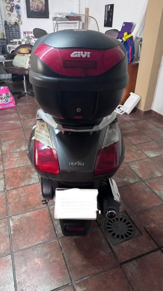 Aprilia Atlantic 125cc gris con baúl