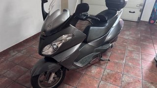 Aprilia Atlantic 125cc gris con baúl
