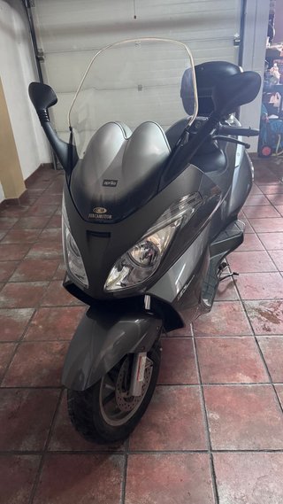 Aprilia Atlantic 125cc gris con baúl