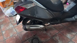 Aprilia Atlantic 125cc gris con baúl