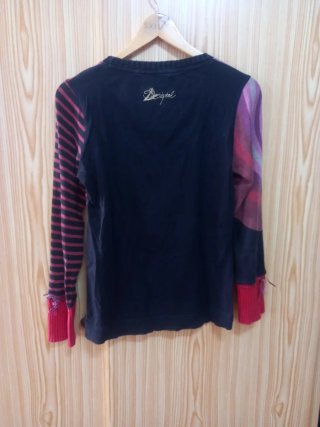 Jersey Desigual tonos rojos.