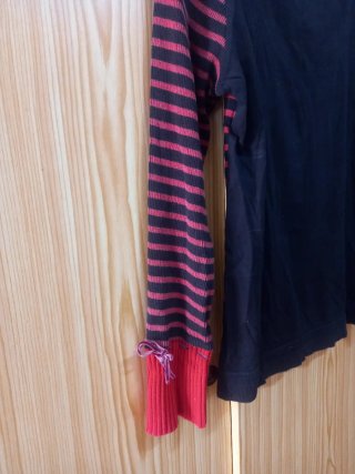 Jersey Desigual tonos rojos.