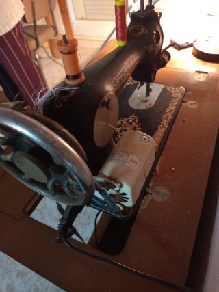 Máquina de coser Alfa antigua